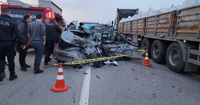 Otomobil kamyonla kafa kafaya çarpıştı: 2 ölü, 1 yaralı – Son Dakika Türkiye Haberleri