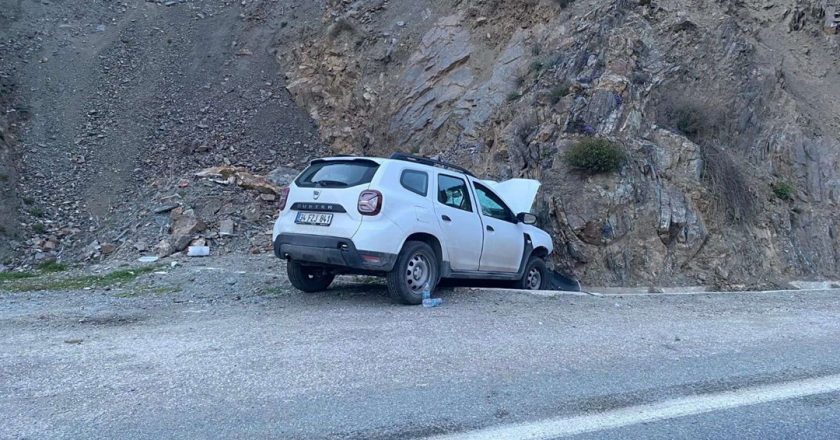 Otomobil tepeye çarptı: 1 gazeteci öldü, 1 yaralı – Son Dakika Türkiye Haberleri