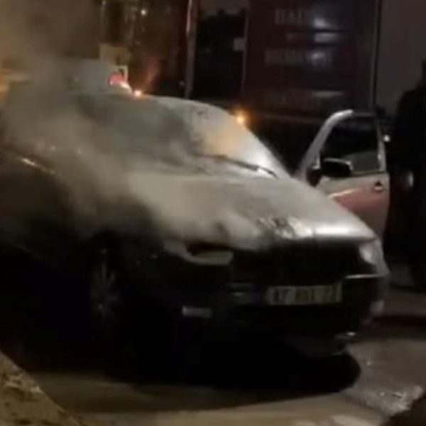 Elazığ'da park halindeki araç yandı – Son Dakika Türkiye Haberleri