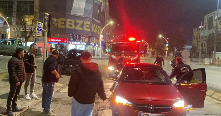 Hafif ticari araç otomobile çarptı: 1 yaralı – Son Dakika Türkiye Haberleri