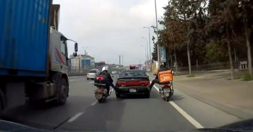 Avcılar'da yakıtı biten sürücünün imdadına motosikletliler yetişti