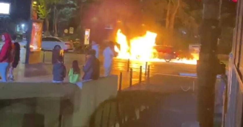 Kadıköy'de park halindeki 2 araç yandı – Son Dakika Türkiye Haberleri