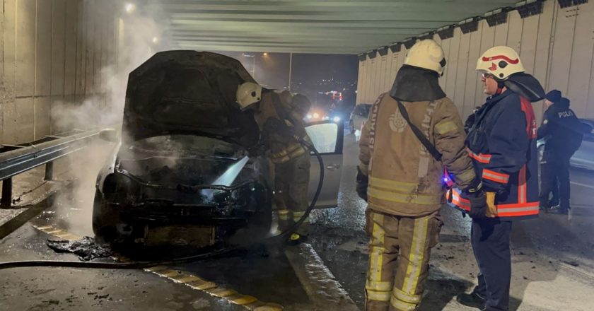 Kadıköy'de seyir halindeki otomobil alev aldı – Son Dakika Türkiye Haberleri