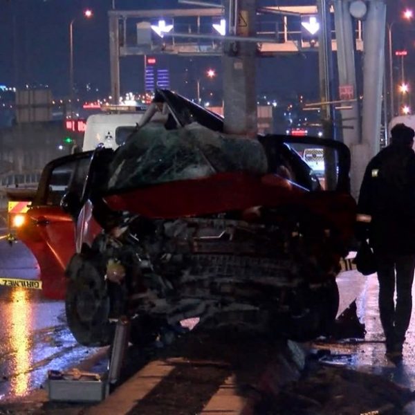 Beylikdüzü D-100'de direksiyon hakimiyetini kaybeden otomobil: Sürücü hayatını kaybetti – Son Dakika Türkiye Haberleri