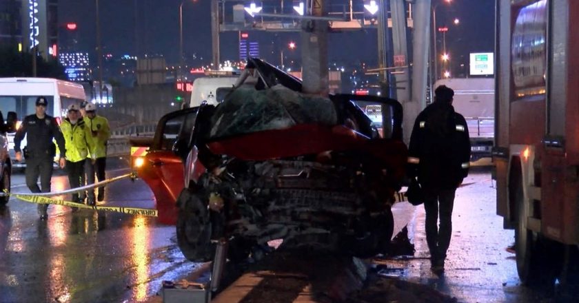 Beylikdüzü D-100'de direksiyon hakimiyetini kaybeden otomobil: Sürücü hayatını kaybetti – Son Dakika Türkiye Haberleri
