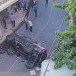Paniğe kapılan sürücü gaz pedalına bastı: Araç park halinden caddeye düştü – Son Dakika Dünya Haberleri