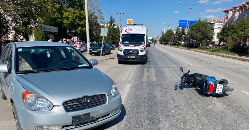 Motosiklet otomobile çarptı: 2 yaralı – Son Dakika Türkiye Haberleri