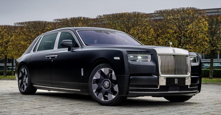 Rolls-Royce Phantom’un asırlık arabası